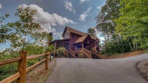 una casa de madera en una colina con una valla en Panoramic Grace, en Blue Ridge