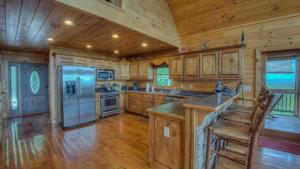 cocina grande con armarios de madera y nevera en Panoramic Grace, en Blue Ridge 21 fotos más