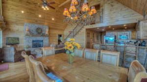 Un comedor con una mesa con flores. en Panoramic Grace, en Blue Ridge