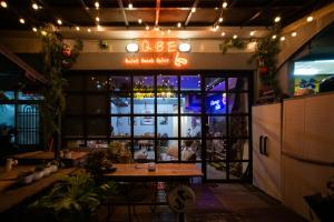 Um restaurante ou outro lugar para comer em QBE B&B