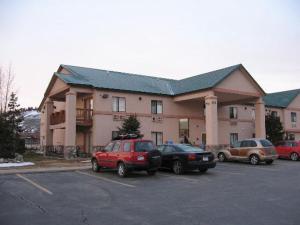 a large building with cars parked in a parking lot at Silver Inn in Silverthorne