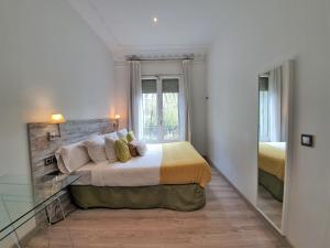 Un dormitorio con una cama grande y una ventana en DreamKeys Barcelona City, en Barcelona