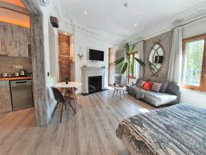 Un dormitorio con una cama y una sala de estar. en DreamKeys Barcelona City, en Barcelona