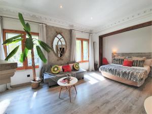un dormitorio con una cama y un sofá en DreamKeys Barcelona City, en Barcelona