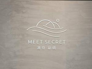 Certifikat, nagrada, logo ili neki drugi dokument izložen u objektu Meet Secret B&B
