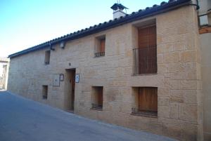 ein Backsteingebäude mit Türen und Fenstern darauf in der Unterkunft Casa La Catalina II in Beceite