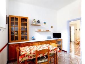 eine Küche mit einem Tisch und einer Arbeitsplatte in der Unterkunft Bellissima casa nel centro storico!!! in Levanto