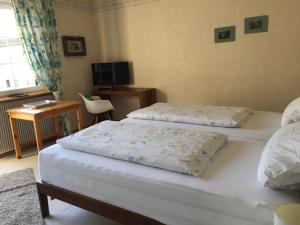 Ein Bett oder Betten in einem Zimmer der Unterkunft Gästehaus am Weiher