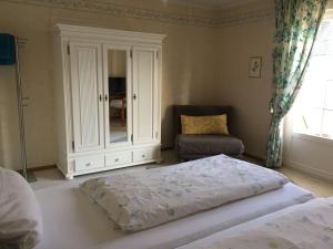 Ein Bett oder Betten in einem Zimmer der Unterkunft Gästehaus am Weiher