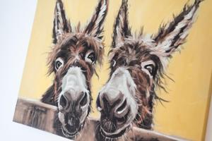 スウォンジーにあるContractor Stay - Garden - Parking - 4 Bedの二本のラマが隣り合わせに描かれている +14枚の写真