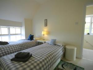 Ένα ή περισσότερα κρεβάτια σε δωμάτιο στο Honeysuckle Cottage