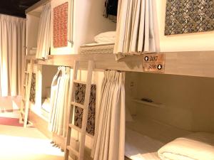 Ueno Station Hostel Oriental 1 Male Only房間的床