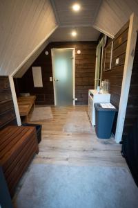 Cette chambre mansardée dispose d'un couloir avec une porte et un lavabo. dans l'établissement Aurora Village Ivalo, à Ivalo
