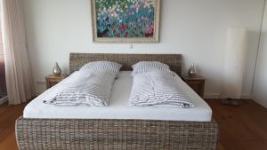 フレンスブルクにあるLoft 5 - Urlaub direkt an der Fördeの籐製ベッド(枕2つ付)