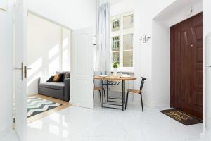 Posedenie v ubytovaní Apartment Aleje Jerozolimskie 85 by Noclegi Renters
