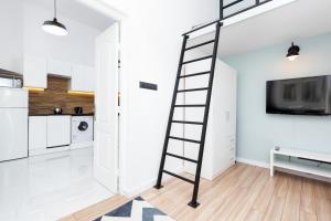 Kuchyňa alebo kuchynka v ubytovaní Apartment Aleje Jerozolimskie 85 by Noclegi Renters + 10 fotografií