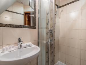 Kúpeľňa v ubytovaní Villa Magnat SPA, JACUZZI, SAUNA, TĘŻNIA SOLANKOWA
