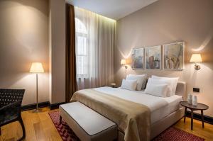 um quarto de hotel com uma cama grande e uma janela em Valamar Riviera Hotel & Residence em Porec