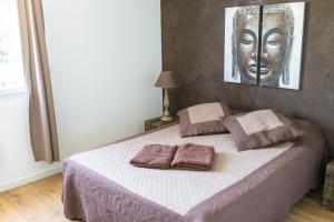 Tempat tidur dalam kamar di Villa Vaunage Piscine Chauffée