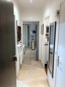 um corredor que leva a um quarto com casa de banho em LOUEURDAPPART - Studio Terrasse, accès direct Plage Benoit em La Baule
