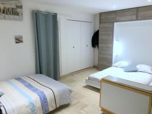 Postel nebo postele na pokoji v ubytování LOUEURDAPPART - Studio Terrasse, accès direct Plage Benoit