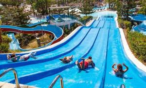 The swimming pool at or close to PASEO MARITIMO Los Boliches. Fuengirola