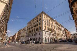 a large building on a city street with at New Inn in Rome