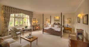 Ένα ή περισσότερα κρεβάτια σε δωμάτιο στο Gravetye Manor