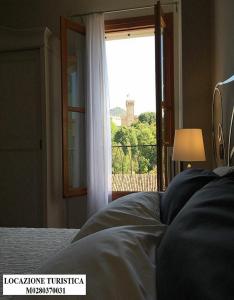 Schlafzimmer mit einem Bett und einem Fenster mit Aussicht in der Unterkunft Camera Con Vista Este in Este