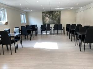 een vergaderzaal met zwarte tafels en stoelen bij Noah longstay Arboga in Arboga