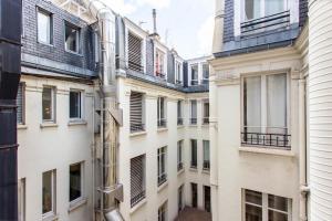 um beco entre dois edifícios numa cidade em CMG Champs Elysees - Boetie 5 em Paris
