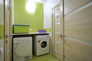 オムスクにあるMini-Otel Sovaのバスルーム(洗濯機、洗濯機付)