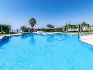 a large swimming pool with blue water at Apartamento con WiFi al lado de la playa in Marbella