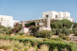 una casa con un jardín delante de ella en Stagones Luxury Villas, en Ampelas