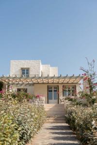 una casa con un camino delante de ella en Stagones Luxury Villas en Ambelas