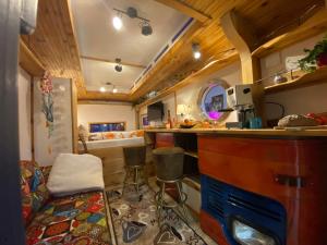 eine Küche und ein Wohnzimmer in einem winzigen Haus in der Unterkunft Tauber Glamping Mobil in Tauberbischofsheim