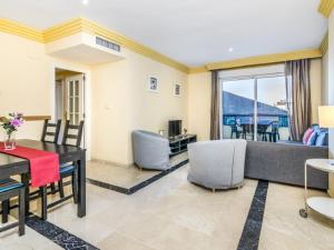 een woonkamer met een bank en een tafel bij Apartamento 328 in Marbella