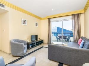 een woonkamer met een bank en een tv bij Apartamento 328 in Marbella