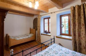 een slaapkamer met 2 bedden en 2 ramen bij Apartamenty Batur in Karpacz