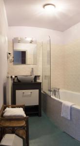La salle de bains est pourvue d'une baignoire, d'un lavabo et d'une baignoire. dans l'établissement Le Clos Champel Hôtel Restaurant Logis, à Cesson-Sévigné