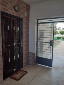 een open deur met een poort in een gebouw bij Apartamento con wifi in Nador