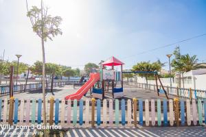 ラゴスにあるAkivillas Lagos Beach IIIの遊び場(赤い滑り台、滑り台付)