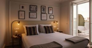 1 dormitorio con 1 cama grande con cuadros enmarcados en la pared en Lisboa Pessoa Hotel, en Lisboa