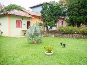 サン・ジョアン・デル・レイにあるPousada Morada Do Sol mgの草の中に家と植物を植えた庭
