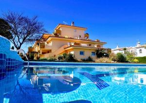Bazén v ubytovaní Apartamentos Stil Mar Anna - L'Escala Stil Mar alebo v jeho blízkosti