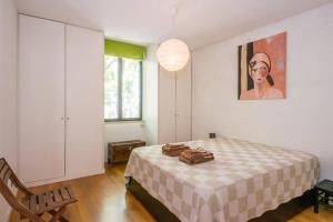 Een bed of bedden in een kamer bij Elegant and Modern Apt in the heart of Lisbon