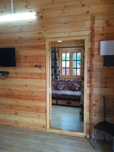 TV a/nebo společenská místnost v ubytování Cozywoods Hill Resort
