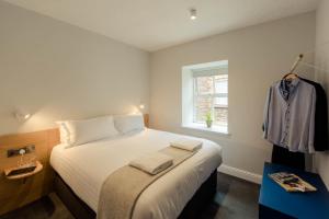 Postel nebo postele na pokoji v ubytování Hotel Isaacs Cork City