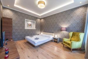 Un pat sau paturi într-o cameră la Prague Locals Monastery Apartments