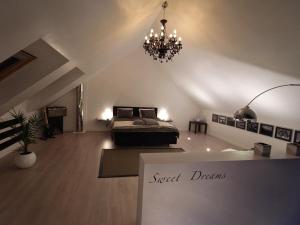 sypialnia z łóżkiem i żyrandolem w obiekcie B&B Bianero w mieście Peer